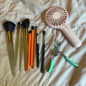 Makeup brushes